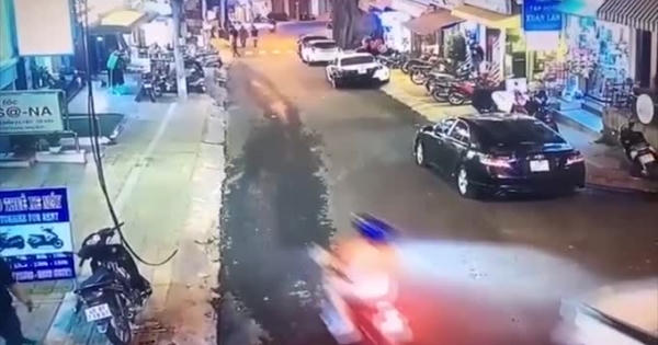 [Clip]: Ô tô "không người lái" tự trôi tông hàng loạt xe máy khiến nhiều người hoảng sợ