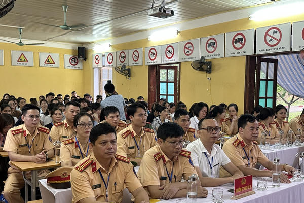 Công an tỉnh Tuyên Quang tổ chức kỳ sát hạch, cấp Giấy phép lái xe ô tô đầu tiên