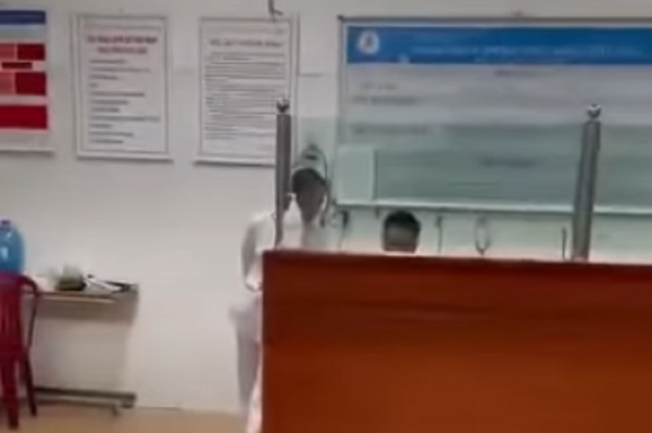 Hành vi từ chối cấp cứu cho bệnh nhân gây hậu quả nghiêm trọng có thể cấu thành những tội gì?