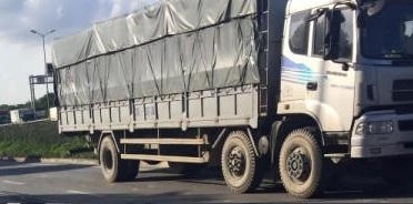 Hà Nội: Vượt phải  bất cẩn, sư thầy bị xe bồn cán chết