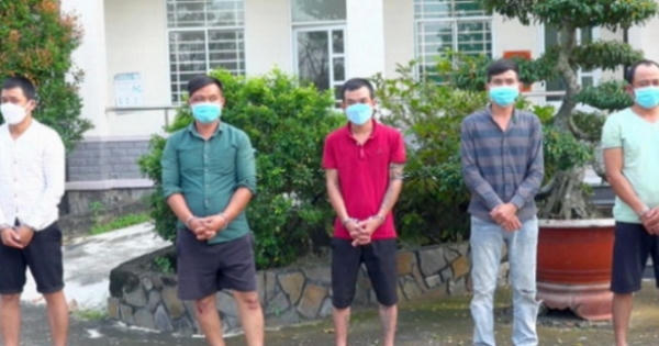 Nhóm đối tượng xông vào trụ sở công an cướp xe máy vi phạm