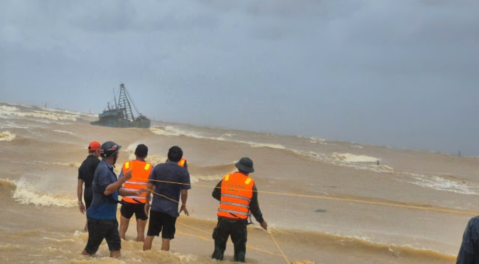 186 chuyến bay bị ảnh hưởng, đường sắt Bắc - Nam gãy ray vì bão Bualoi