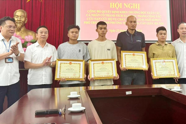 Khen thưởng 4 công dân cứu người trong vụ cháy tại quận Cầu Giấy