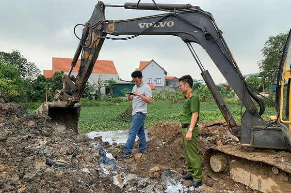 Hải Dương: Khởi tố nhóm đối tượng chôn lấp hàng trăm tấn chất thải gây ô nhiễm môi trường
