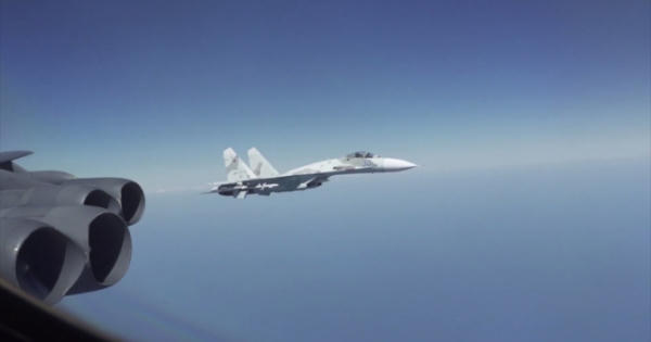 Lầu Năm Góc tung video tiêm kích Nga bay gần mũi B-52 Mỹ