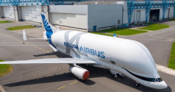 Airbus vượt qua đối thủ Boeing trở thành nhà sản xuất máy bay lớn nhất thế giới Airbus vượt qua đối thủ Boeing trở thành nhà sản xuất máy bay lớn nhất thế giới