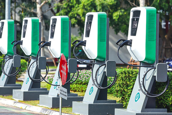 Thiếu tiêu chuẩn trạm sạc, hãng xe Việt trầy trật xây hạ tầng
