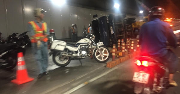 Đường hầm sông Sài Gòn bị phong tỏa vì xe tải lật