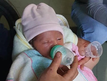 Phát hiện bé gái sơ sinh bị bỏ rơi ở tiệm tạp hóa