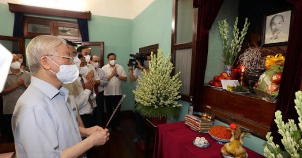 Tổng Bí thư Nguyễn Phú Trọng dâng hương tưởng niệm Chủ tịch Hồ Chí Minh
