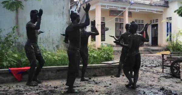 "Mắt chữ A mồm chữ O" với clip nhảy đầy ngẫu hứng trong lúc lấy bùn gieo mạ