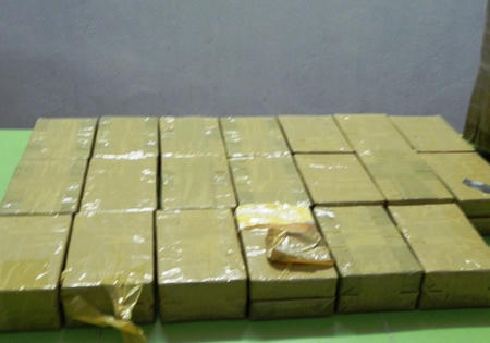 Tóm gọi đối tượng đang vận chuyển 20 bánh heroin trên đường đi tiêu thụ