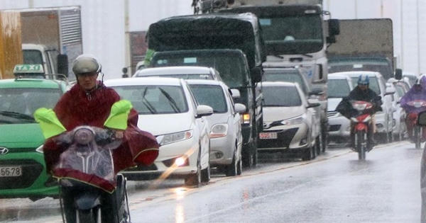 Nhiều tuyến đường, nút giao thông Hà Nội tê liệt sau mưa lớn kéo dài