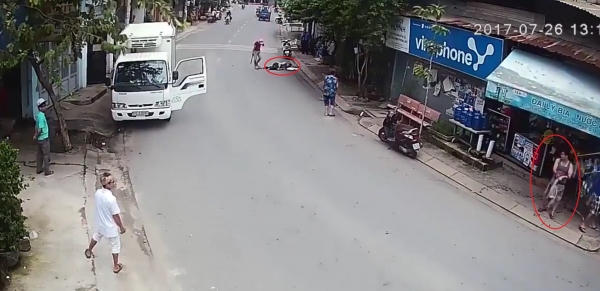[Clip]: Hỗn chiến kinh hoàng giữa tài xế xe tải và người đàn ông tại cửa hàng tạp hóa