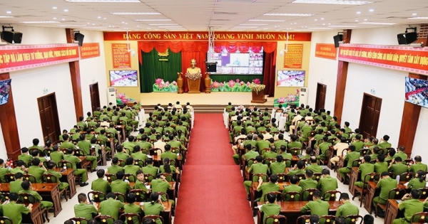 Hơn 450 cán bộ, chiến sĩ Công an tham dự tập huấn nghiệp vụ công tác đăng ký xe Hơn 450 cán bộ, chiến sĩ Công an tham dự tập huấn nghiệp vụ công tác đăng ký xe