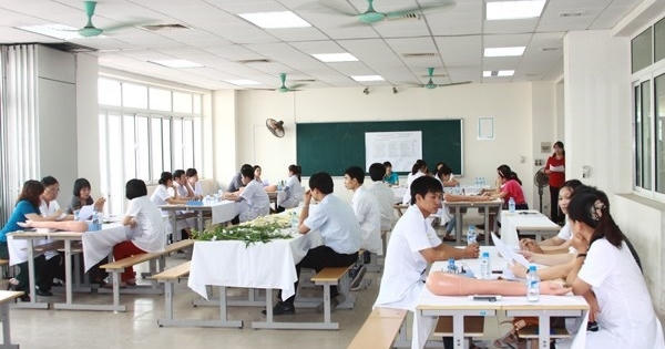 Điểm chuẩn ngành y dược thấp kỉ lục: Chất lượng bác sĩ tương lai đáng báo động?