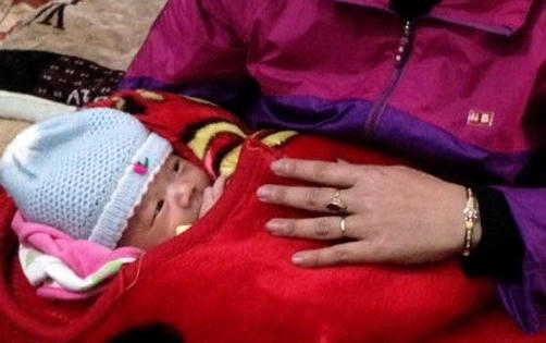 Giữa đêm lạnh giật mình phát hiện bé trai trong chiếc giỏ nhựa