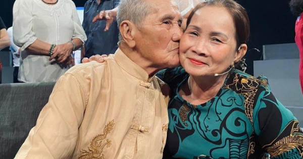 Con gái xúc động gặp lại cha ruột sau 61 năm chia ly