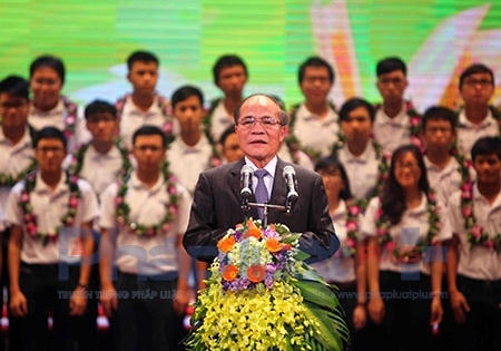 Chủ tịch Quốc hội Nguyễn Sinh Hùng căn dặn đặc biệt các học sinh Chủ tịch Quốc hội Nguyễn Sinh Hùng căn dặn đặc biệt các học sinh