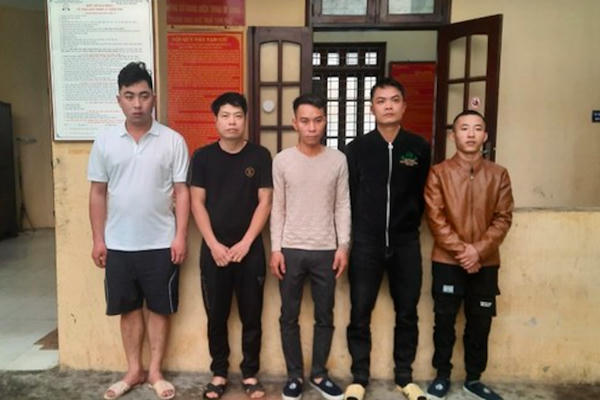 Tham gia hội nhóm "muốn làm liều", nhóm đối tượng đột nhập siêu thị lấy đi 42 điện thoại