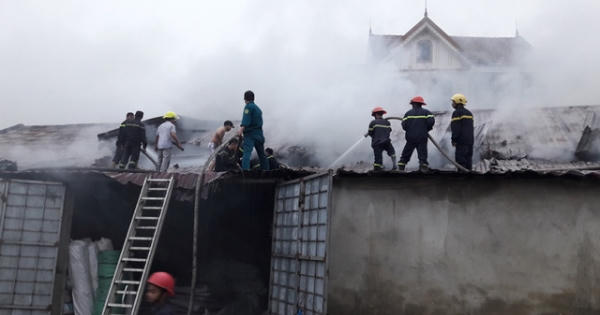 Nghệ An: Kho phế liệu bị thiêu rụi lúc rạng sáng