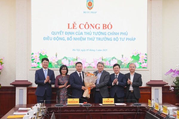 Ông Nguyễn Thanh Ngọc nhận Quyết định bổ nhiệm giữ chức Thứ trưởng Bộ Tư pháp