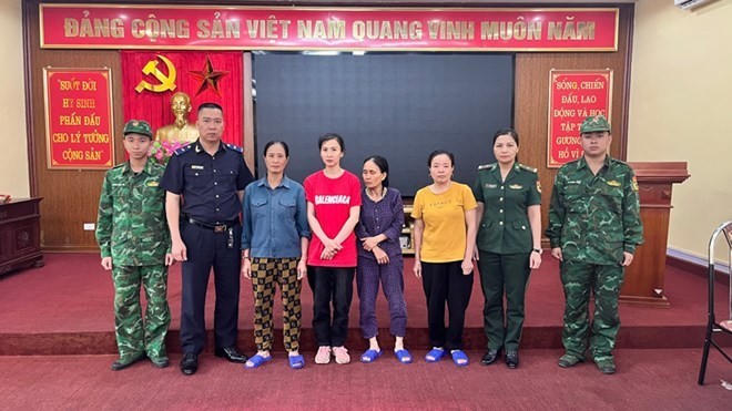 Bắt giữ 4 "nữ quái" vận chuyển ngoại tệ trái phép
