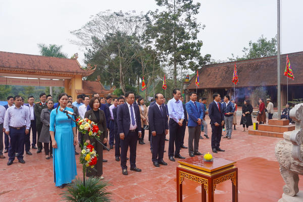 Bí thư, Chủ tịch huyện Hạ Hoà dâng hương tại đền Chu Hưng Bí thư, Chủ tịch huyện Hạ Hoà dâng hương tại đền Chu Hưng