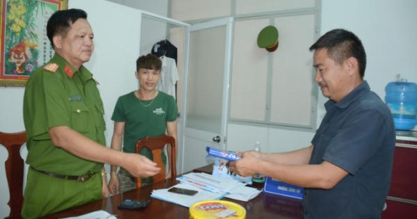 Biểu dương thanh niên trả lại 100 triệu đồng cho người đánh mất