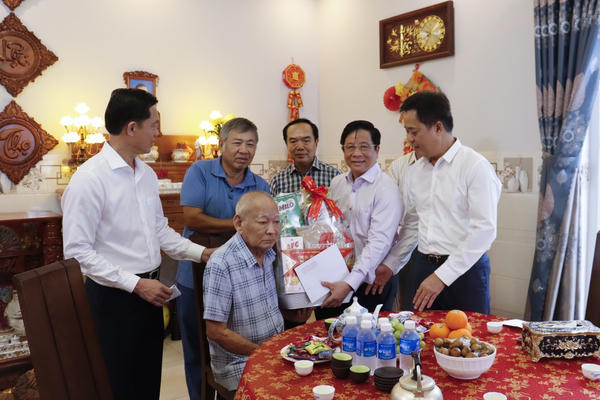 Thăm, tặng quà người có công tại An Giang nhân kỷ niệm 78 năm Ngày Thương binh - Liệt sĩ Thăm, tặng quà người có công tại An Giang nhân kỷ niệm 78 năm Ngày Thương binh - Liệt sĩ