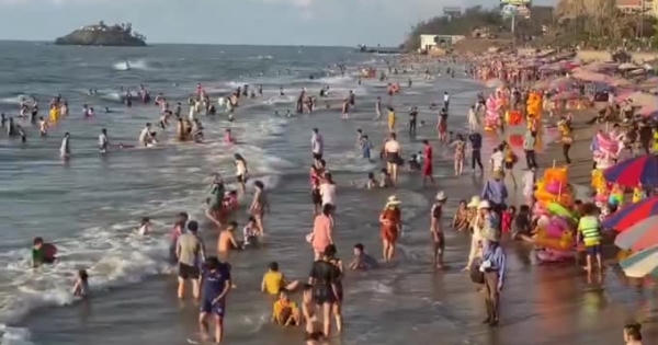 Hàng nghìn du khách chen chúc nhau tắm biển Vũng Tàu sáng 1/5 Hàng nghìn du khách chen chúc nhau tắm biển Vũng Tàu sáng 1/5