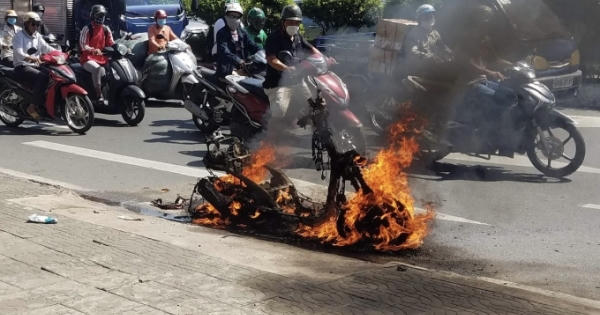 Clip: Xe máy bốc cháy trơ khung tại TP HCM