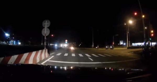 Clip xe máy vượt đèn đỏ với tốc độ cao gây tai nạn, bốc cháy ngùn ngụt