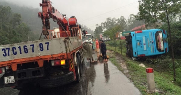 Xe khách mất lái lao xuống vệ đường lật nghiêng, 20 người thoát chết Xe khách mất lái lao xuống vệ đường lật nghiêng, 20 người thoát chết