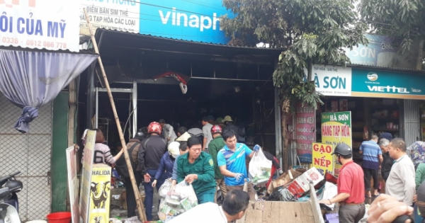 Cháy cửa hàng tạp hóa lúc rạng sáng, nhiều hàng tết bị biến thành than Cháy cửa hàng tạp hóa lúc rạng sáng, nhiều hàng tết bị biến thành than