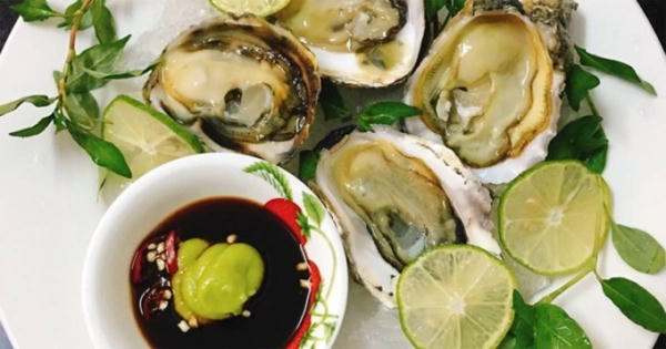Người đàn ông tử vong nghi do ăn hàu sống