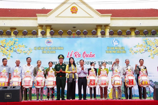 An Giang: Ra quân Chương trình “Xuân biên phòng ấm lòng dân bản” tại TP Châu Đốc