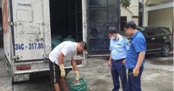 Hải Dương: Phát hiện gần 2 tấn mỡ lỏng đựng trong nilon đang bốc mùi hôi thối Hải Dương: Phát hiện gần 2 tấn mỡ lỏng đựng trong nilon đang bốc mùi hôi thối