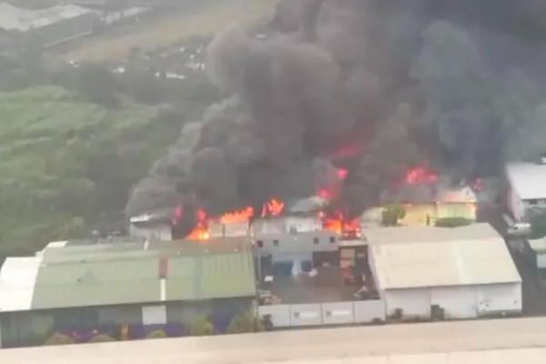 Video: Hoả hoạn bùng phát kinh hoàng tại kho nhà xưởng khiến một người thiệt mạng