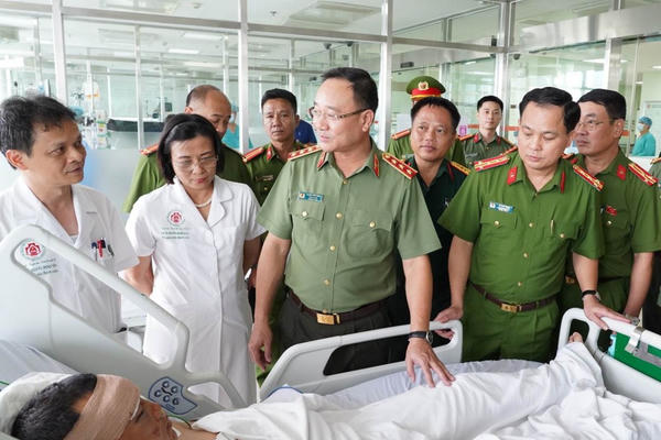 Thứ trưởng Bộ Công an Phạm Thế Tùng thăm, động viên cán bộ CSCĐ bị thương khi làm nhiệm vụ