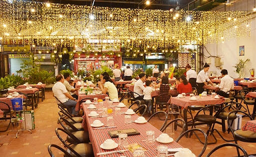 Hà Nội: Cho phép taxi, xe buýt, hàng quán được phép hoạt động trở lại