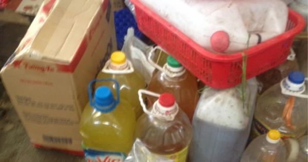 Giật mình dầu ăn "bẩn" tràn lan ngoài chợ Giật mình dầu ăn "bẩn" tràn lan ngoài chợ