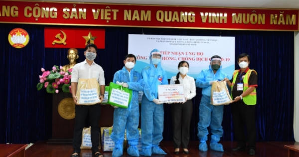 Tiểu đoàn DK1 - Vùng 2 Hải quân trao tặng túi quà an sinh, chung tay phòng chống dịch Covid-19