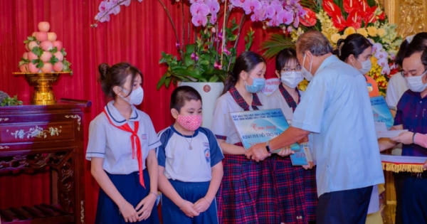 Nguyên Phó Thủ tướng Thường trực Trương Hòa Bình tăng quà tới đồng bào Khmer tại TP.HCM Nguyên Phó Thủ tướng Thường trực Trương Hòa Bình tăng quà tới đồng bào Khmer tại TP.HCM