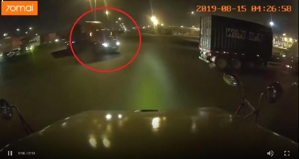 CLIP - Pha bẻ lái thần sầu, tránh một vụ tai nạn thảm khốc