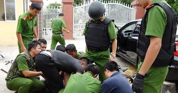 Côn đồ cầm dao lao vào trụ sở đòi chém công an