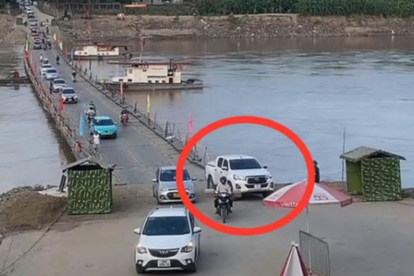 Tước Giấy phép lái xe 2 tháng đối với tài xế vượt ẩu trên cầu phao Phong Châu