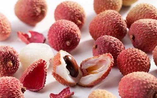 Bị hóc hạt vải, bé trai hơn 2 tuổi suýt mất mạng