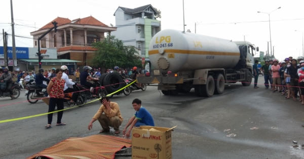 Người thân gào khóc bên thi thể cô gái trẻ chết thảm dưới bánh xe bồn