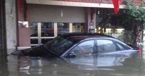 Xe ngập nước "bổ máy" trăm triệu, bán rẻ khách không biết vẫn tranh nhau